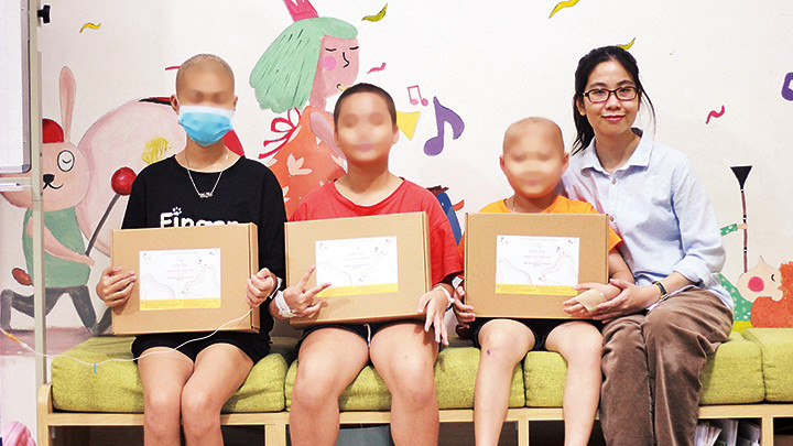 Diệu Thuần chia sẻ, động viên các em nhỏ kém may mắn.