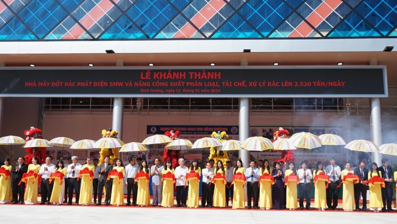 Các đại biểu thực hiện nghi thức khánh thành Nhà máy đốt rác phát điện và nâng công suất phân loại, tái chế, xử lý rác.