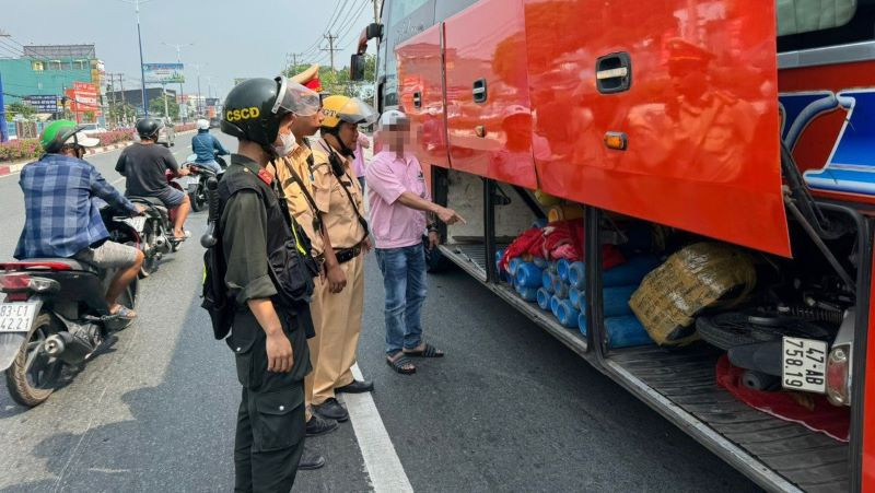Tang vật được phát hiện trên ô-tô khách.