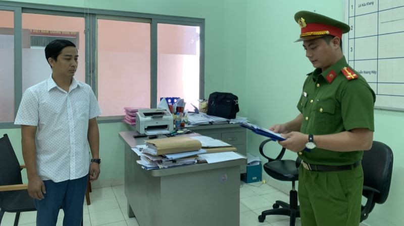 Tống đạt các Quyết định khởi tố vụ án, khởi tố bị can và Lệnh tạm giam 4 tháng đối với Đồng Minh Duy. 