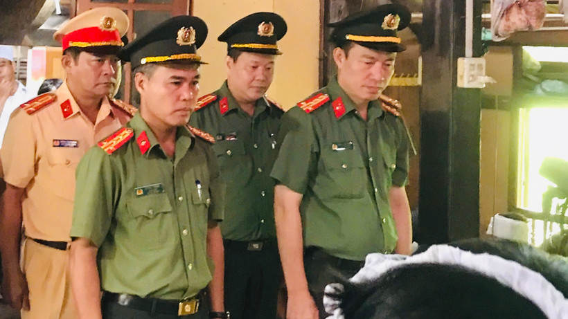 Đại tá Lê Việt Thắng, Giám đốc công tỉnh Yên Bái (bìa trái) đến chia buồn cùng gia đình.(Ảnh: THANH SƠN)