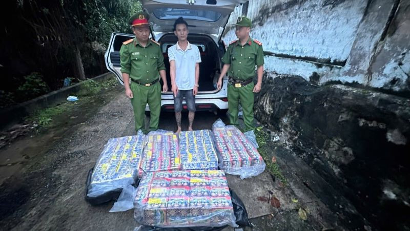 Đối tượng Nguyễn Thanh Hiếu bị bắt quả tang cùng tang vật.