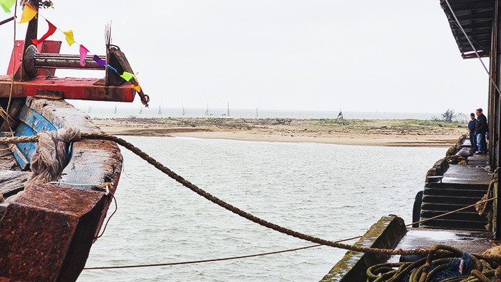 Nước cạn do bồi lắng, tàu thuyền không thể cập cảng Xuân Hội.