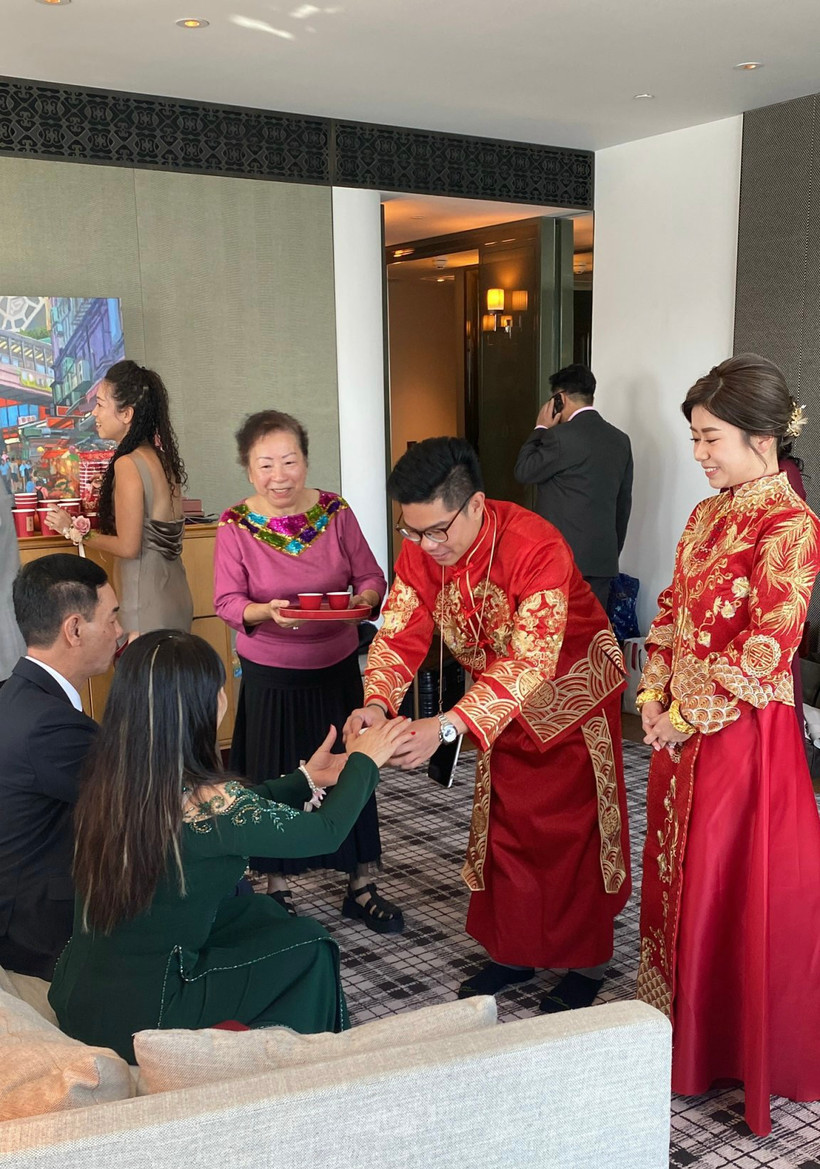 Chú rể dâng trà cho bậc song thân trước lễ cưới ở Hồng Công.