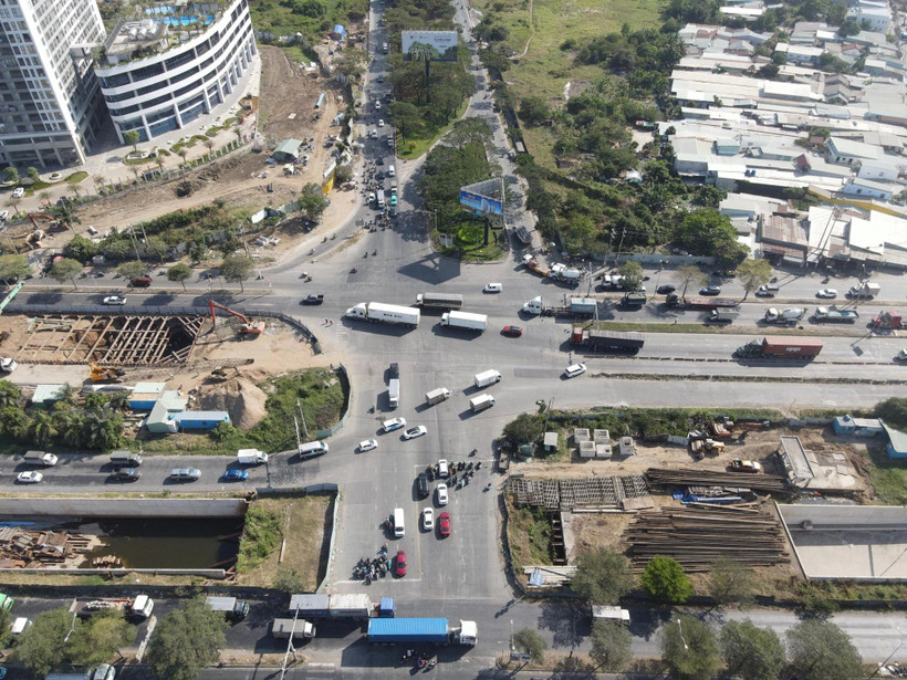 Dự án xây dựng hầm chui Nguyễn Văn Linh - Nguyễn Hữu Thọ là một trong những dự án giao thông trọng điểm của Thành phố Hồ Chí Minh.