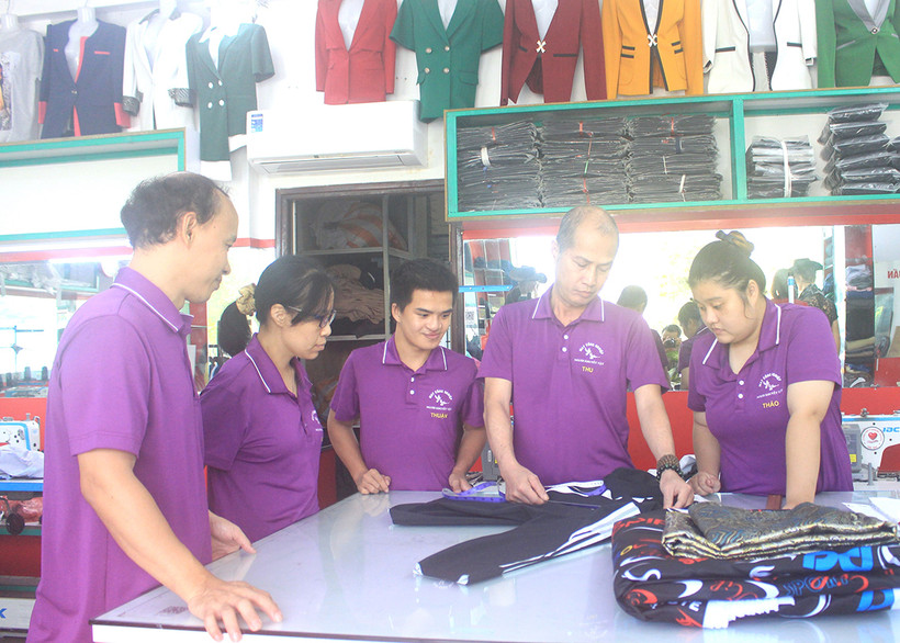 Người khuyết tật tham gia học nghề may tại Cơ sở may công nghiệp TP Đà Nẵng.