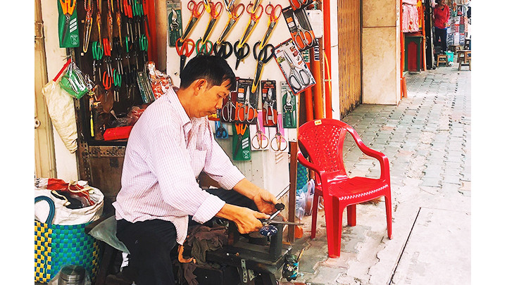 Anh Đoàn Văn Cường gắn bó với nghề mài dao.