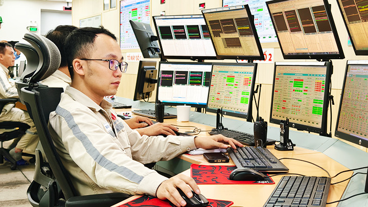 Theo dõi hệ thống sản xuất điện tại phòng điều khiển trung tâm Nhà máy nhiệt điện Thái Bình 2, huyện Thái Thụy, Thái Bình. 