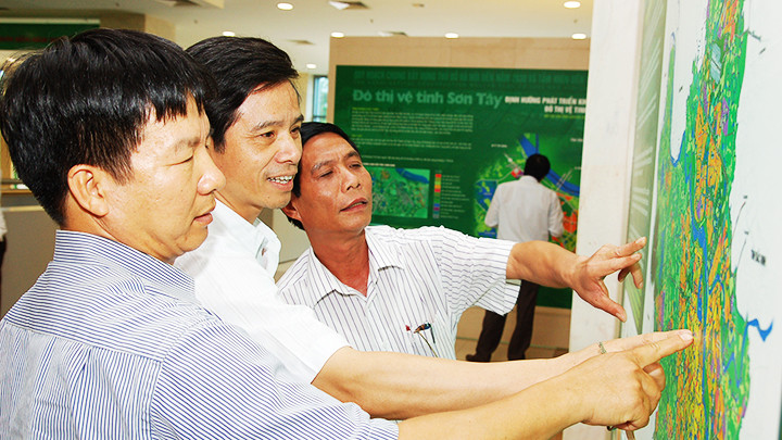 Người dân xem triển lãm quy hoạch Hà Nội đến năm 2030, tầm nhìn 2050. Ảnh: NAM ANH