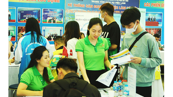 Một buổi tuyển dụng lưu động của Trung tâm giới thiệu việc làm Hà Nội. Ảnh: NGUYỄN HẢI