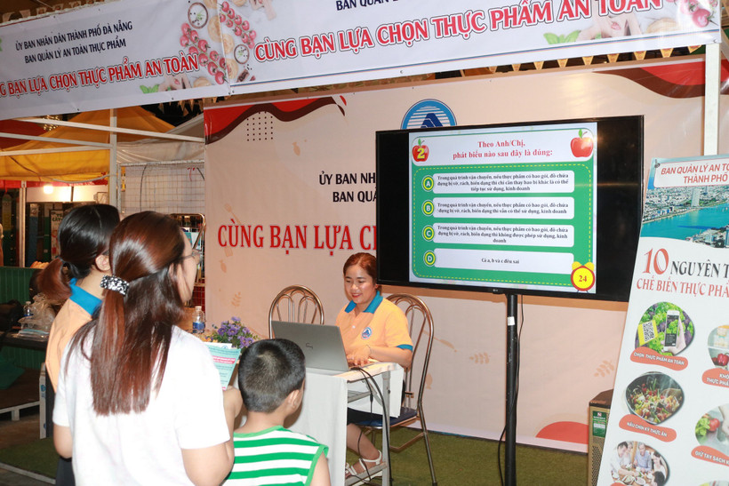 Gian hàng “Cùng bạn lựa chọn thực phẩm an toàn” tạo hiệu quả truyền thông với người dân.