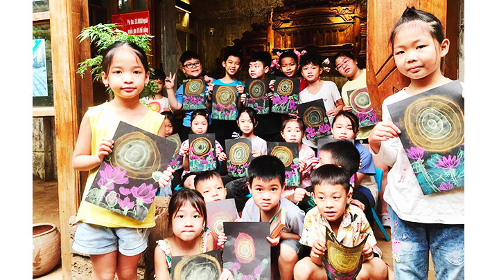 Trẻ em khám phá văn hóa truyền thống tại Không gian sáng tạo ĐOÀI Creative.