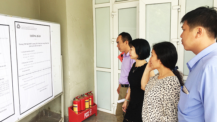 Phụ huynh tìm hiểu thông tin tuyển sinh vào lớp 10 Trường PTDL Lương Thế Vinh. Ảnh: NGUYỆT ANH