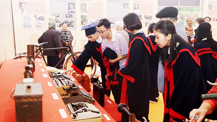 Một buổi tham quan dã ngoại của học sinh tại không gian lịch sử - văn hóa. Ảnh: NAM HẢI