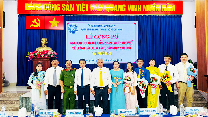 Lãnh đạo phường 28, quận Bình Thạnh cùng đại diện các khu phố mới tại lễ ra mắt.