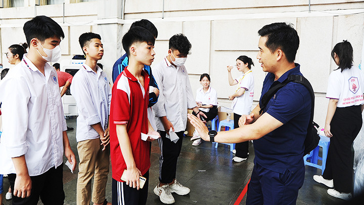 Hướng dẫn kỹ năng thoát nạn cho các em học sinh. Ảnh: NAM HẢI