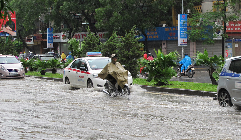 Ngập trên tuyến phố ở Hà Nội.