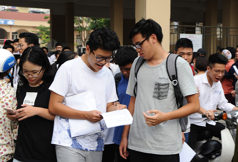 Thí sinh tìm hiểu quy chế của kỳ thi tốt nghiệp THPT. Ảnh: NAM NGUYỄN