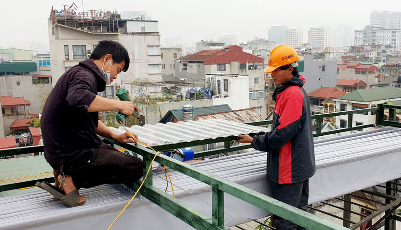 Còn phổ biến tình trạng lao động làm việc thiếu thiết bị bảo hộ. Ảnh: HẢI NAM