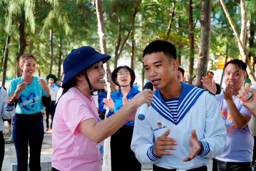 Ca sĩ Phương Thanh hát giao lưu cùng chiến sĩ trên đảo Sinh Tồn Đông.