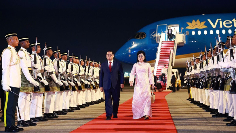 Lễ đón Thủ tướng Phạm Minh Chính và Phu nhân đến thủ đô Kuala Lumpur bắt đầu chuyến thăm chính thức Malaysia và tham dự Hội nghị Cấp cao ASEAN lần thứ 46. (Ảnh: TTXVN)