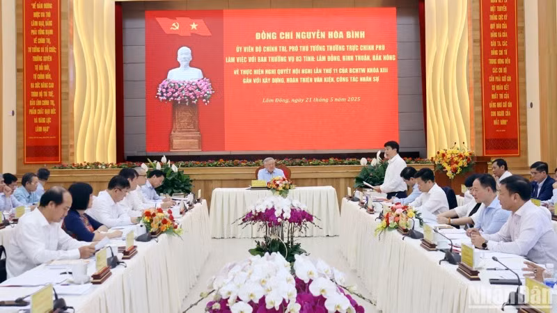 Quang cảnh buổi làm việc của Ủy viên Bộ Chính trị, Phó Thủ tướng Thường trực Chính phủ Nguyễn Hòa Bình với Ban Thường vụ 3 tỉnh Lâm Đồng, Bình Thuận và Đắk Nông ngày 21/5.