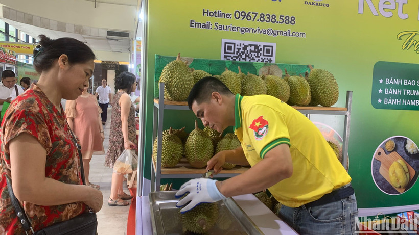 Trạm sầu yêu thương hút khách tham quan mua sắm.