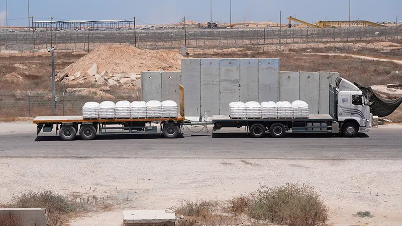 Xe chở hàng viện trợ qua cửa khẩu miền nam Israel vào Gaza. (Ảnh REUTERS)