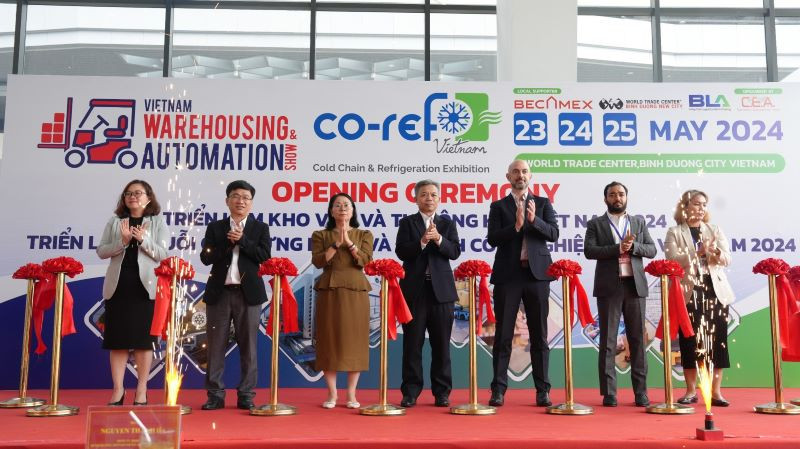 Các đại biểu thực hiện nghi thức khai mạc triển lãm.
