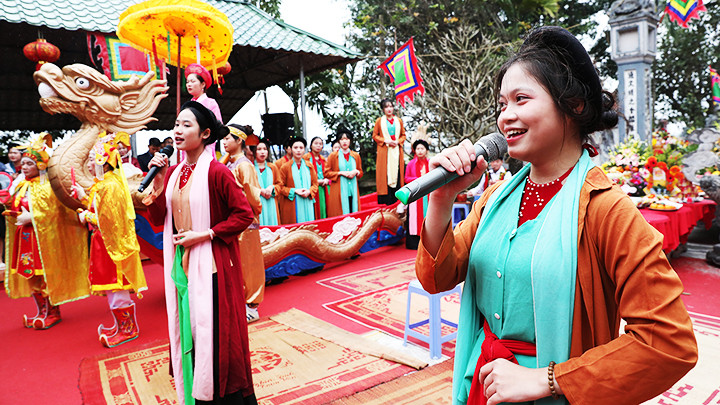 Các ca nhi tham gia biểu diễn hát chèo tàu.