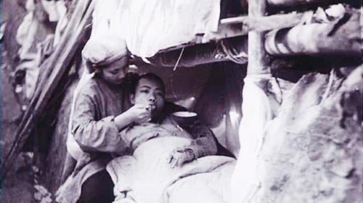 Chăm sóc thương binh tại Chiến dịch Điện Biên Phủ. Ảnh tư liệu