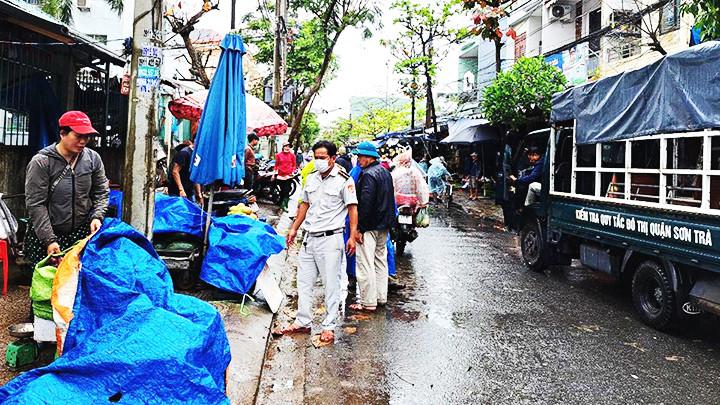 Ra quân xử lý lấn chiếm lòng đường, vỉa hè trả lại sự thông thoáng cho các tuyến đường.