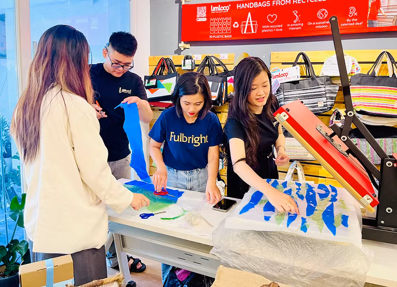 Hướng dẫn khách trải nghiệm làm túi thời trang từ nylon tái chế tại tiệm tạp hóa xanh Limart.