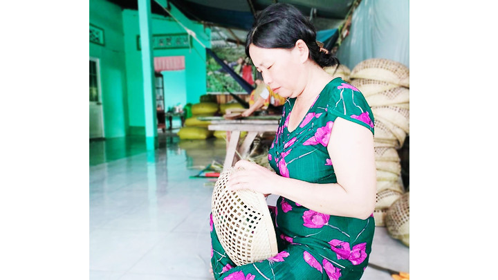 Chị Phạm Thu Chung và công việc đan đát thường ngày.