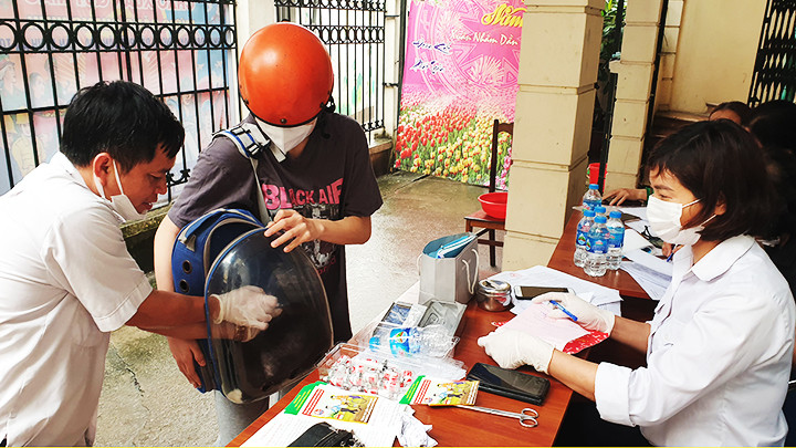 Tiêm phòng dại cho chó, mèo. Ảnh: NGUYỆT ANH