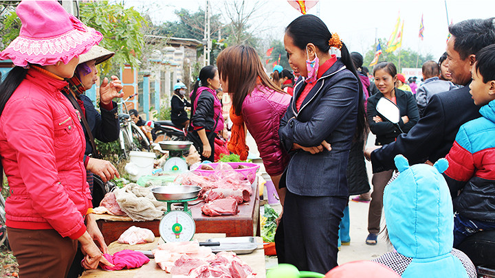 Lương thực, thực phẩm ở các chợ truyền thống tăng giá ảnh hưởng đến đời sống người dân.