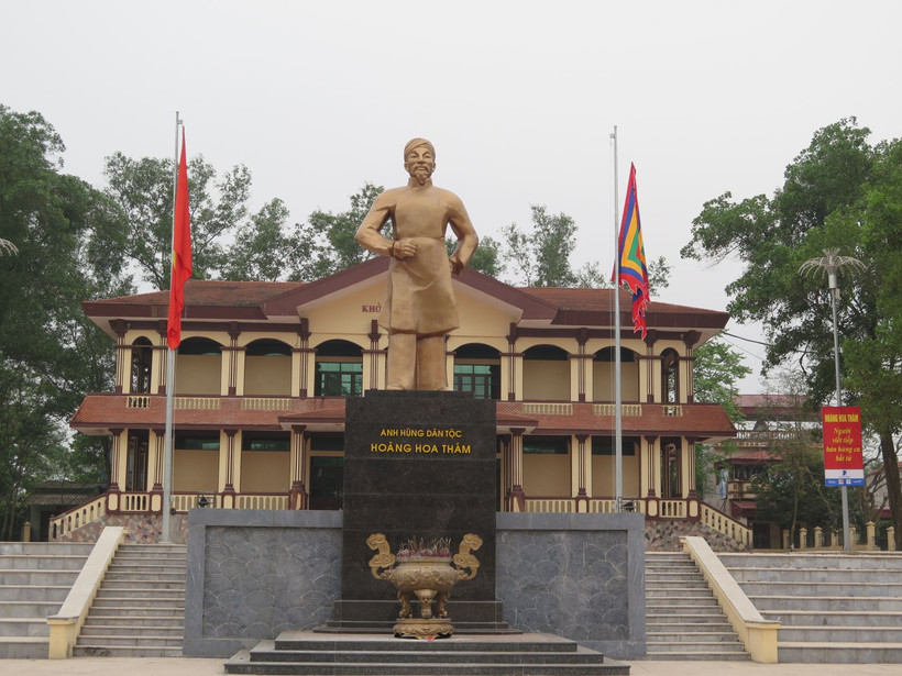 Tượng đài Anh hùng dân tộc Hoàng Hoa Thám.