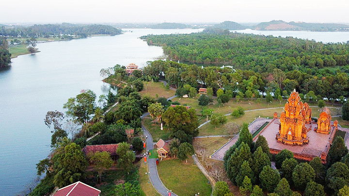 Một góc hồ Đồng Mô. Ảnh: ANH QUÂN