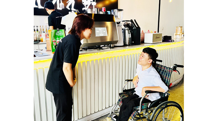 Anh Hậu đang trao đổi công việc với Châu, cửa hàng trưởng của Ngồi café tại huyện Củ Chi.