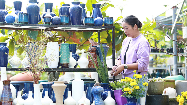 Chị Diệu Ánh bài trí lô gốm mới nhập về.