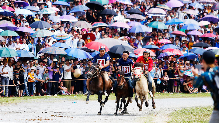 Lễ hội đua ngựa Bắc Hà (Lào Cai) thu hút đông đảo khách du lịch. Ảnh: MINH KHIẾU