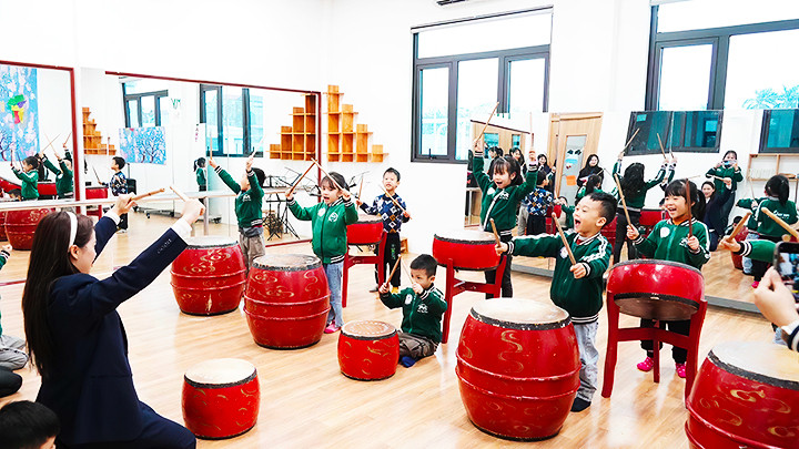 Một buổi học trống truyền thống. Ảnh: PHÚ AN