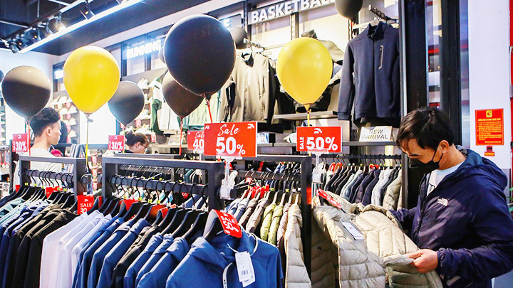 Người tiêu dùng có cơ hội mua hàng giảm giá tại các trung tâm thương mại.