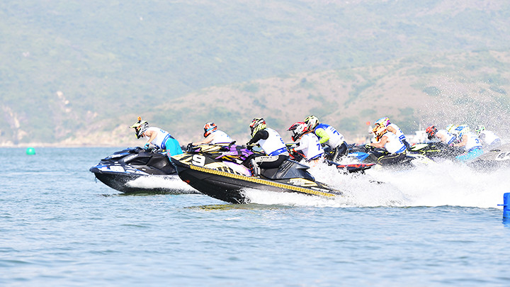 Các vận động viên trên đường đua.