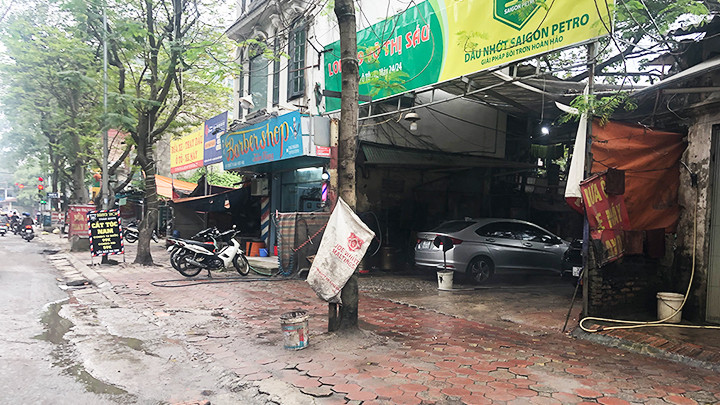Tiệm rửa xe trên phố Võ Thị Sáu xả nước thải rửa.