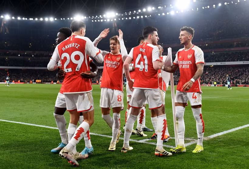 Arsenal vừa có tám trận thắng liên tiếp ở Premier League.