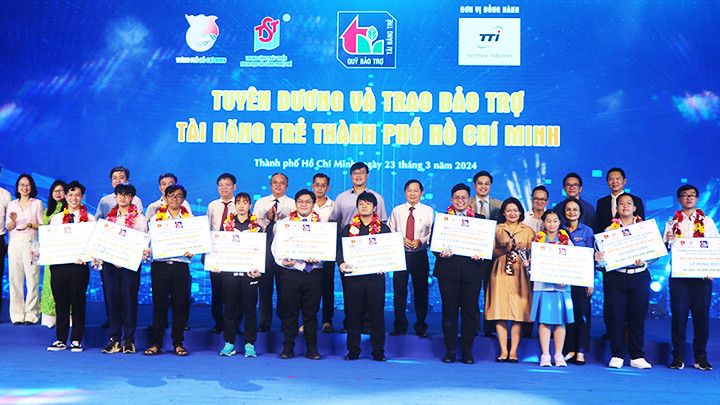  Trao bảo trợ cho 10 tài năng trẻ
