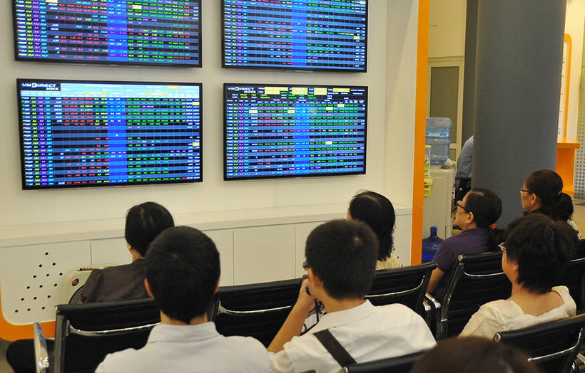 Nhà đầu tư luôn theo dõi sát các biến động trên thị trường. Ảnh: HẢI ANH