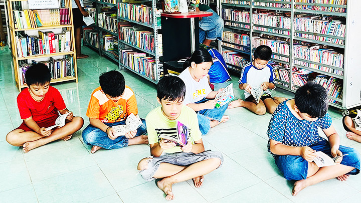 Trẻ con ấp Ràng rất thích đến đọc sách tại Thư viện mini cô Ba.