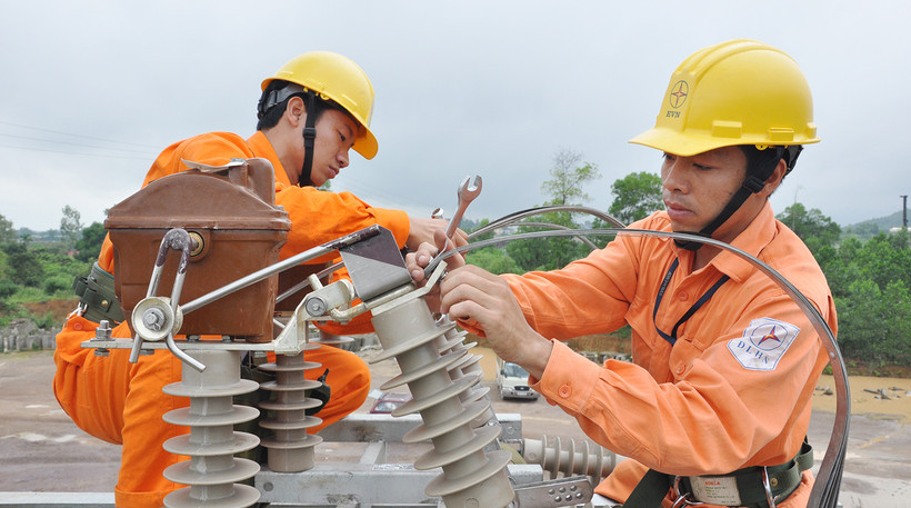 Công nhân điện khắc phục các sự cố mạch điện. Ảnh: BẮC SƠN